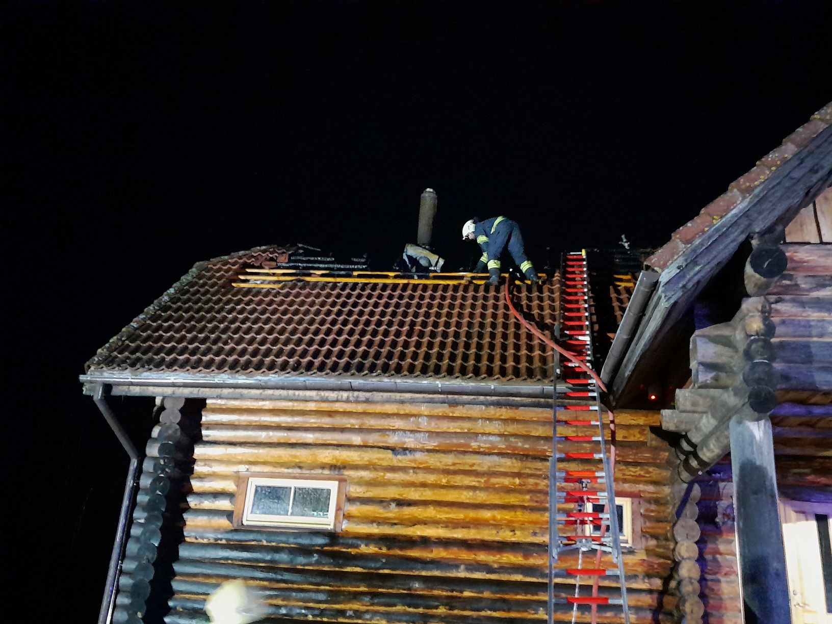 Palkmaja katusealune süttis Antsla vallas korstnarikke tõttu